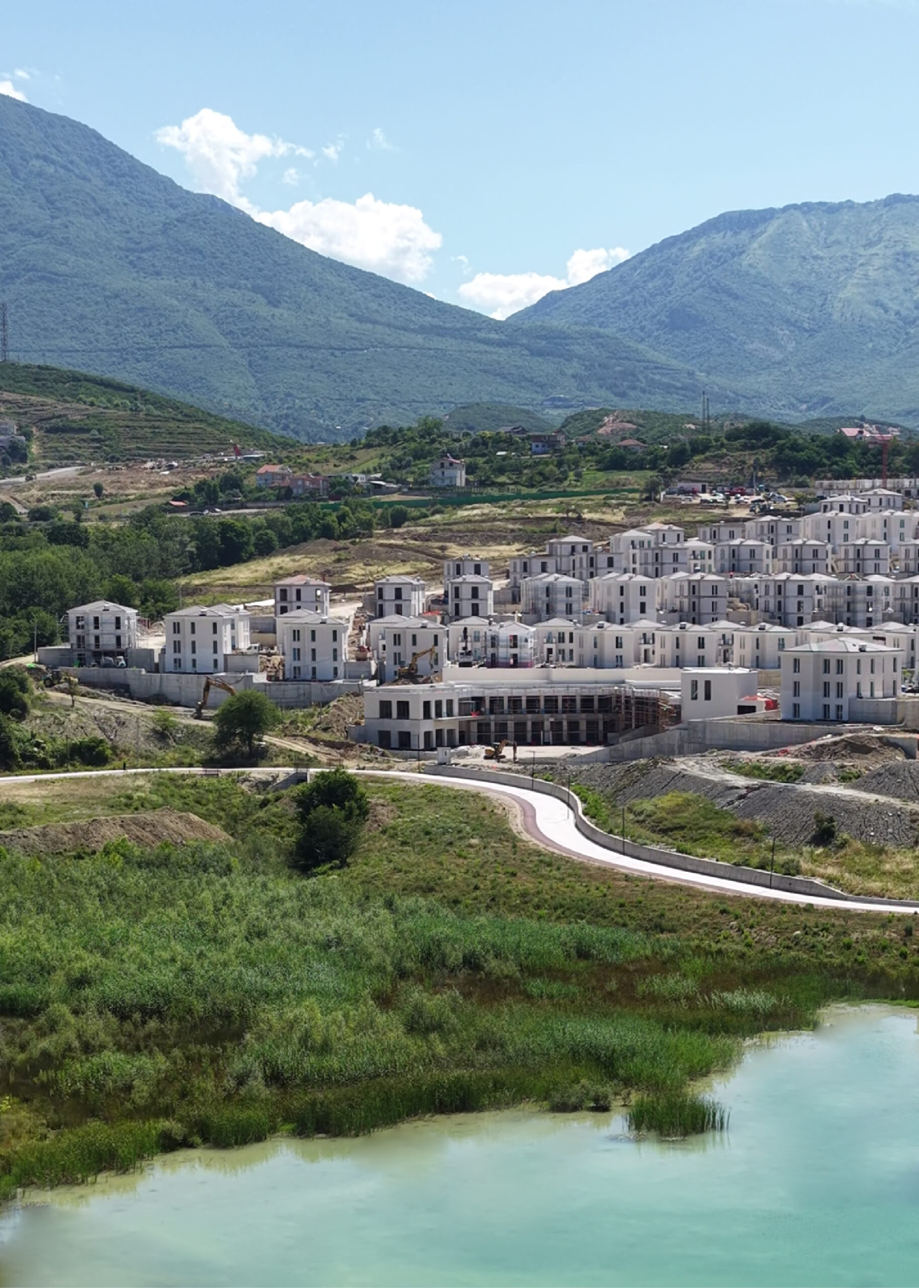 Pamje e Rolling Hills Liqeni — mali dhe liqeni